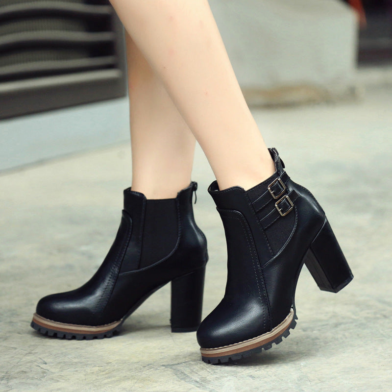 Damen nan elegante Plateau-Stiefelette mit robuster Profilsohle, hohem Blockabsatz und doppeltem Schnallenriemen Drune