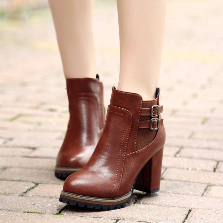 Damen nan elegante Plateau-Stiefelette mit robuster Profilsohle, hohem Blockabsatz und doppeltem Schnallenriemen Drune