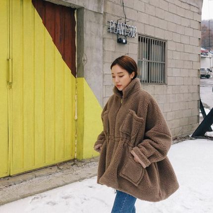 Damen Kurz Oversize Teddy‑Fleece‑Jacke im Mantelstil mit hohem Stehkragen, Tunnelzug und großen aufgesetzten Taschen Drune