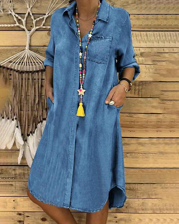 Drune | Jeans Midi-Kleid mit Umgeschlagenen Ärmeln und Brusttasche.