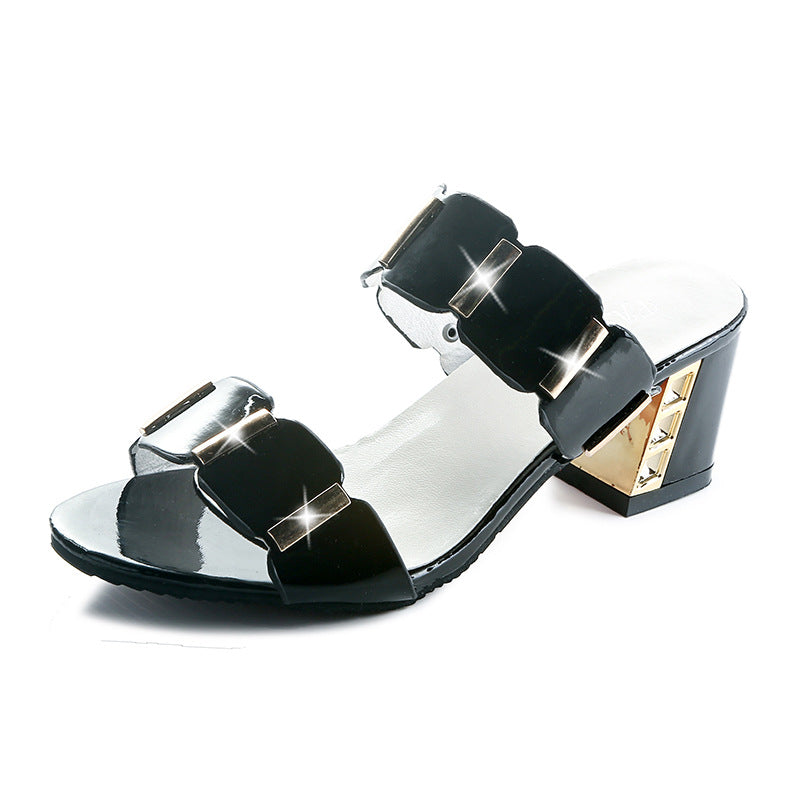 Damen nan zweiriemige Lack-Pantolette mit Goldapplikation und mittelhohem Blockabsatz Drune