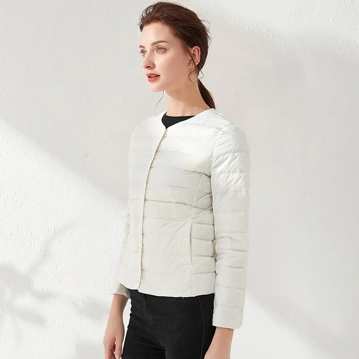 Drune | Leichte, kragenlose und figurbetonende Damen-Daunenjacke