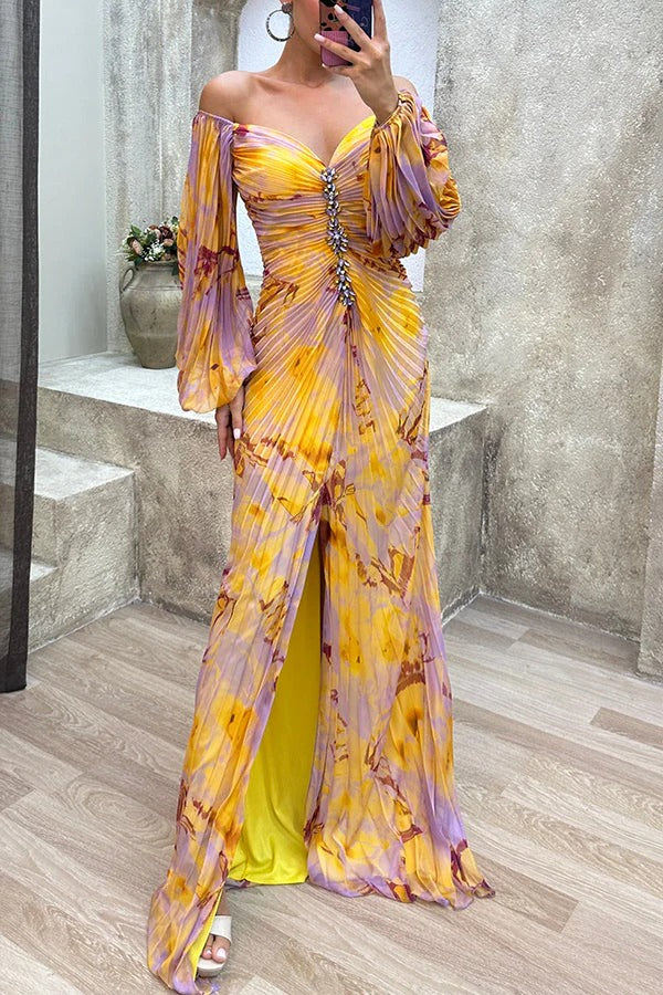 Drune | Sunset Serenade Bedrucktes Off-Shoulder Maxikleid mit Diamantverzierungen und Faltenröcken mit Schlitz