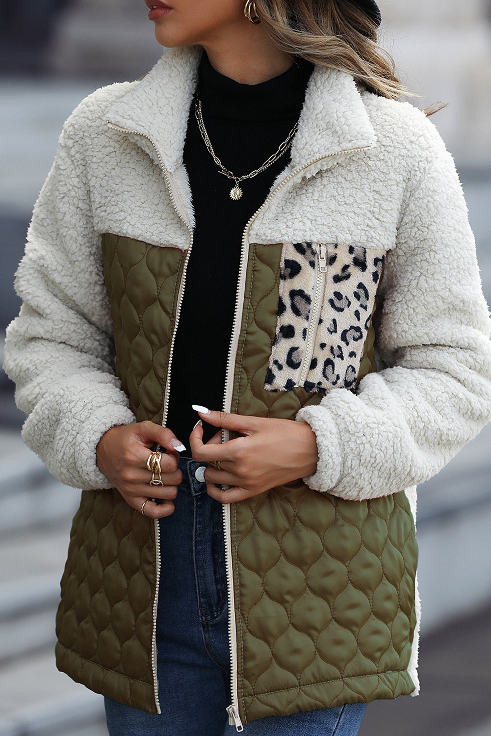 Drune | Zip-Jacke mit Stehkragen aus Sherpa mit Leoparden-Patches