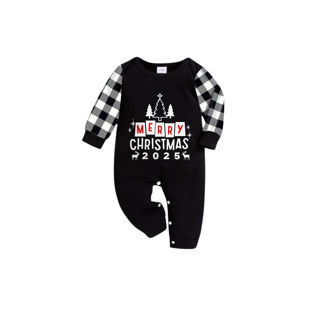 Drune | Schwarz-Weiß karierte kurzärmelige Weihnachtsfamilien-Pyjama-Set mit "Frohe Weihnachten 2025" und Weihnachtsbaum-Druck