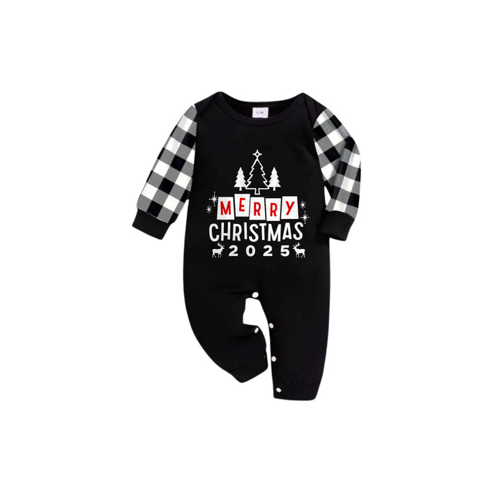 Drune | Schwarz-Weiß karierte kurzärmelige Weihnachtsfamilien-Pyjama-Set mit "Frohe Weihnachten 2025" und Weihnachtsbaum-Druck
