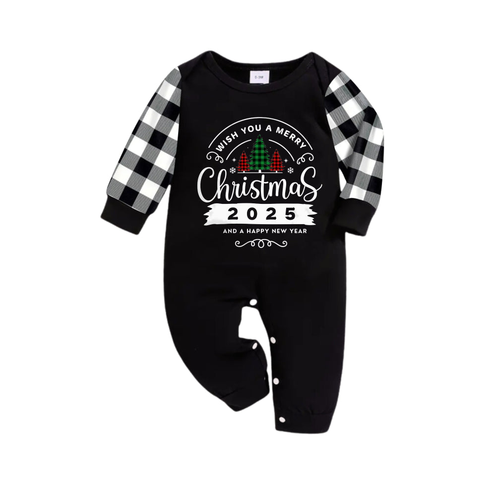 Drune | Schwarz-weiß kariertes Weihnachts-Pyjama-Set mit Weihnachtsbaum und dem Textdruck "We Wish You A Merry Christmas 2025"