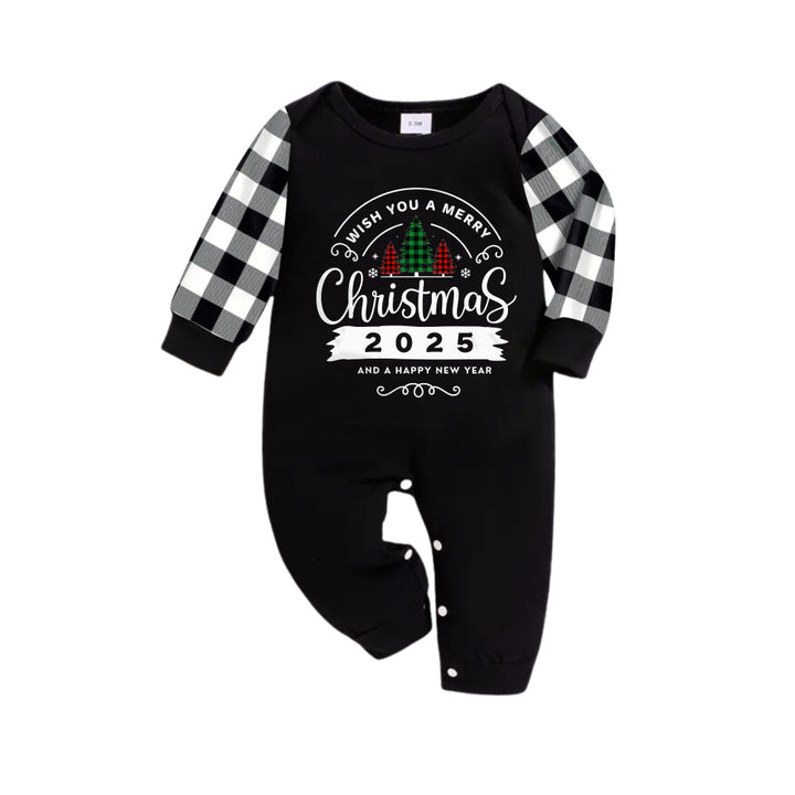 Drune | Schwarz-weiß kariertes Weihnachts-Pyjama-Set mit Weihnachtsbaum und dem Textdruck "We Wish You A Merry Christmas 2025"