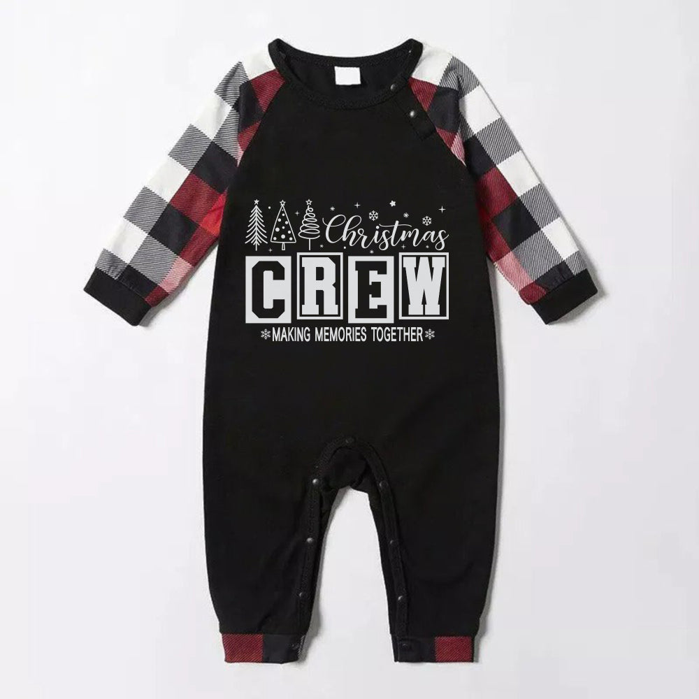 Drune | Weihnachtsfamilien-Matching-Pyjama - Rote und graue karierte Pjs mit „Christmas Crew Making Memories Together“ Druck