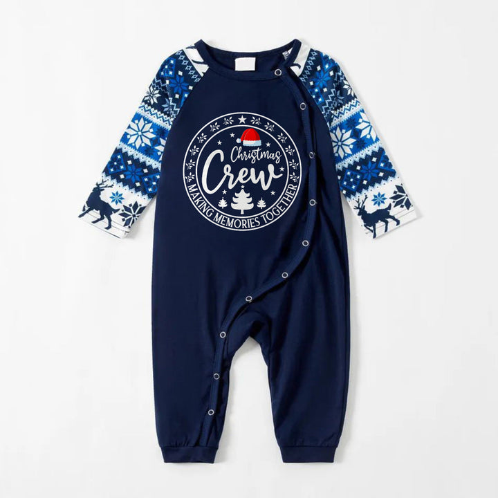 Drune | Freudevolle blaue Weihnachts-Pyjama-Set mit Weihnachtsmannmütze und "Christmas Crew Making Memories Together" Druck