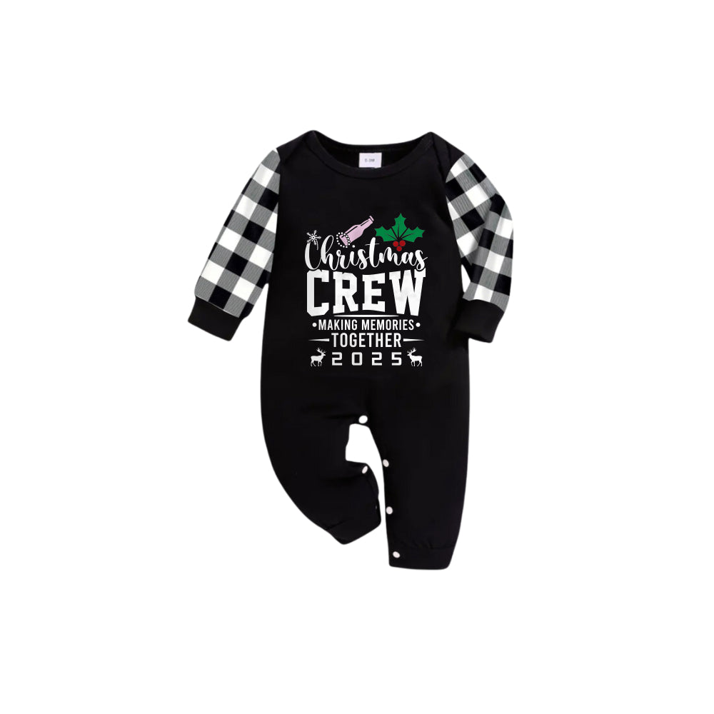 Drune | Schwarz-weißes Karomuster Kurzarm Weihnachts Familienpyjama-Set mit dem Aufdruck "Christmas Crew Making Memories Together 2025"