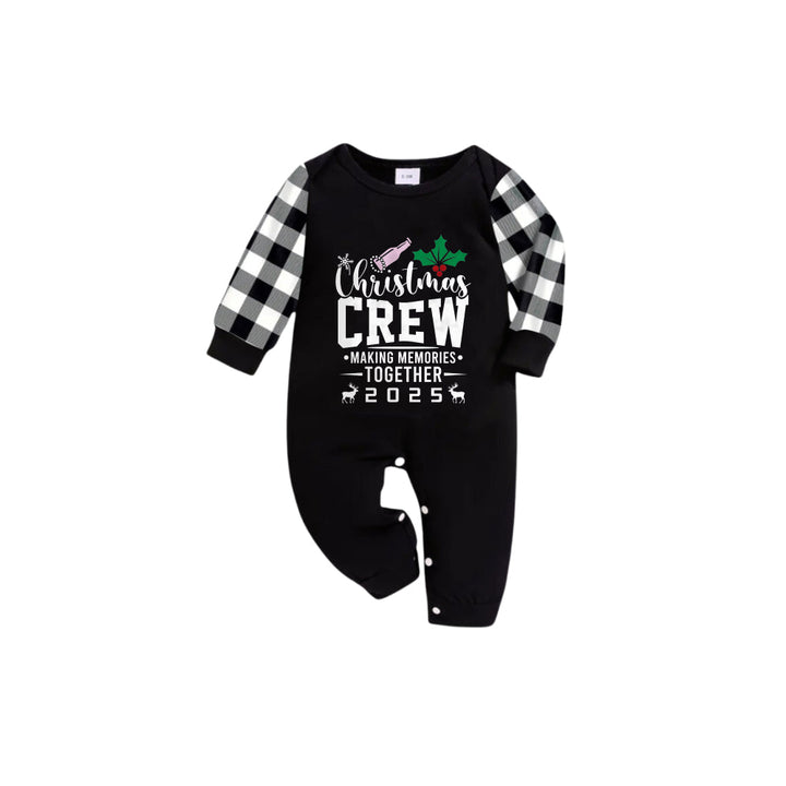Drune | Schwarz-weißes Karomuster Kurzarm Weihnachts Familienpyjama-Set mit dem Aufdruck "Christmas Crew Making Memories Together 2025"