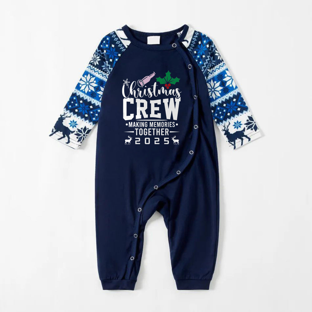 Drune | Fröhliche blaue Weihnachts-Pyjama-Set mit dem Aufdruck "Christmas Crew Making Memories Together 2025"