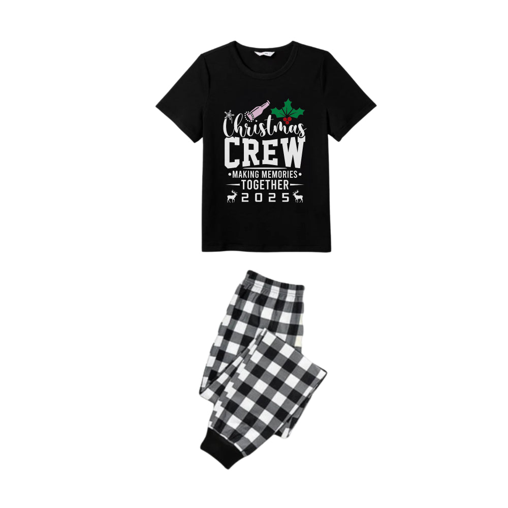 Drune | Schwarz-weißes Karomuster Kurzarm Weihnachts Familienpyjama-Set mit dem Aufdruck "Christmas Crew Making Memories Together 2025"