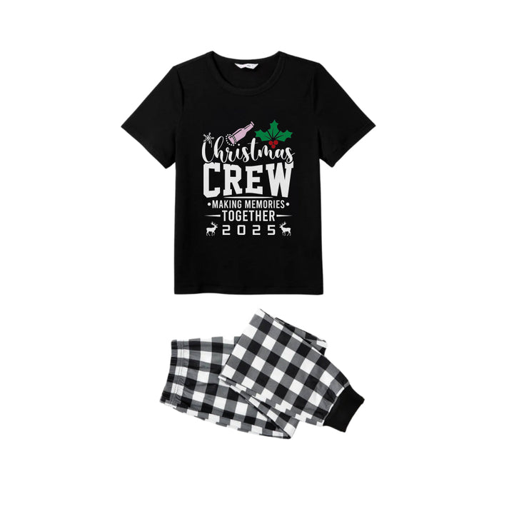 Drune | Schwarz-weißes Karomuster Kurzarm Weihnachts Familienpyjama-Set mit dem Aufdruck "Christmas Crew Making Memories Together 2025"