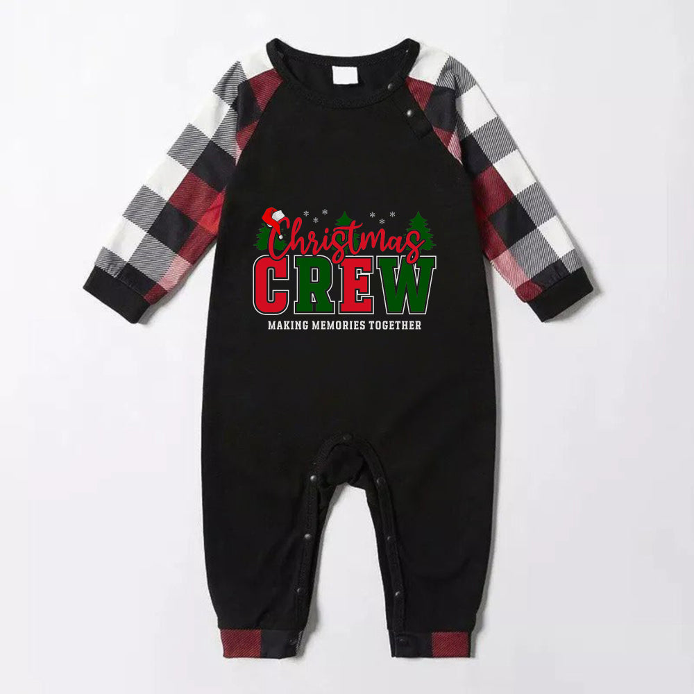 Drune | Weihnachtsfamilienpassende Pyjamas - Rote und graue Karopajamas mit dem Schriftzug “Christmas Crew Making Memories Together” in künstlerischer Schrift