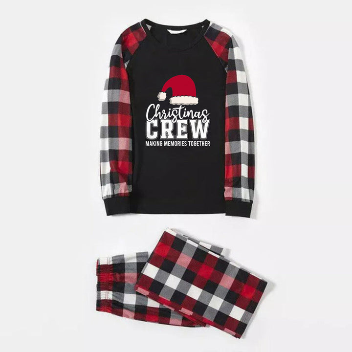 Drune | Weihnachtsfamilien-Pyjama-Paare - Rote und graue karierte Pjs mit Weihnachtsmannmütze und Druck "Weihnachtscrew macht gemeinsam Erinnerungen"