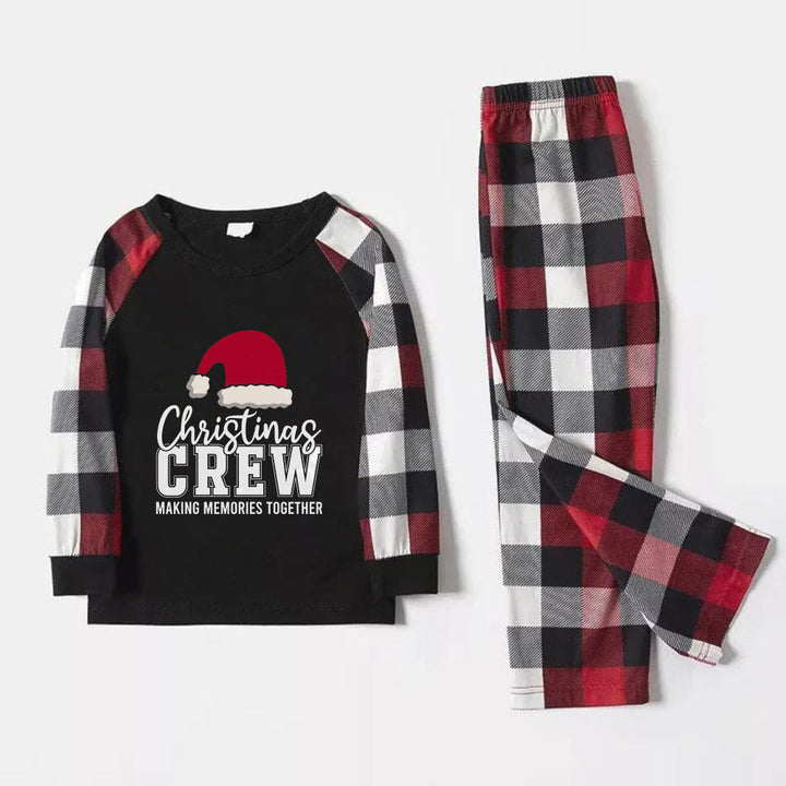 Drune | Weihnachtsfamilien-Pyjama-Paare - Rote und graue karierte Pjs mit Weihnachtsmannmütze und Druck "Weihnachtscrew macht gemeinsam Erinnerungen"
