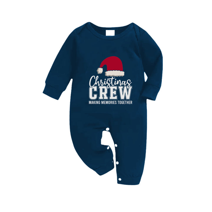 Drune | Weihnachtsfamilien-Pyjama-Set in Marine und Himmelblau Überprüfung mit "Christmas Crew Making Memories Together" und Weihnachtsmannhut-Muster Druck