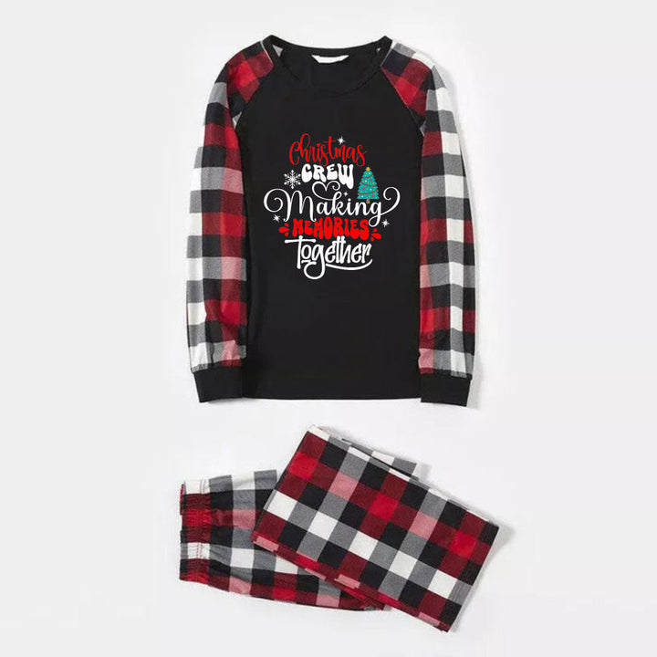 Drune | Weihnachtsfamilienpassende Pyjamas - Roter und grauer kariert Pjs Satz mit "Christmas Crew Making Memories Together" künstlerischer Schriftzugdruck