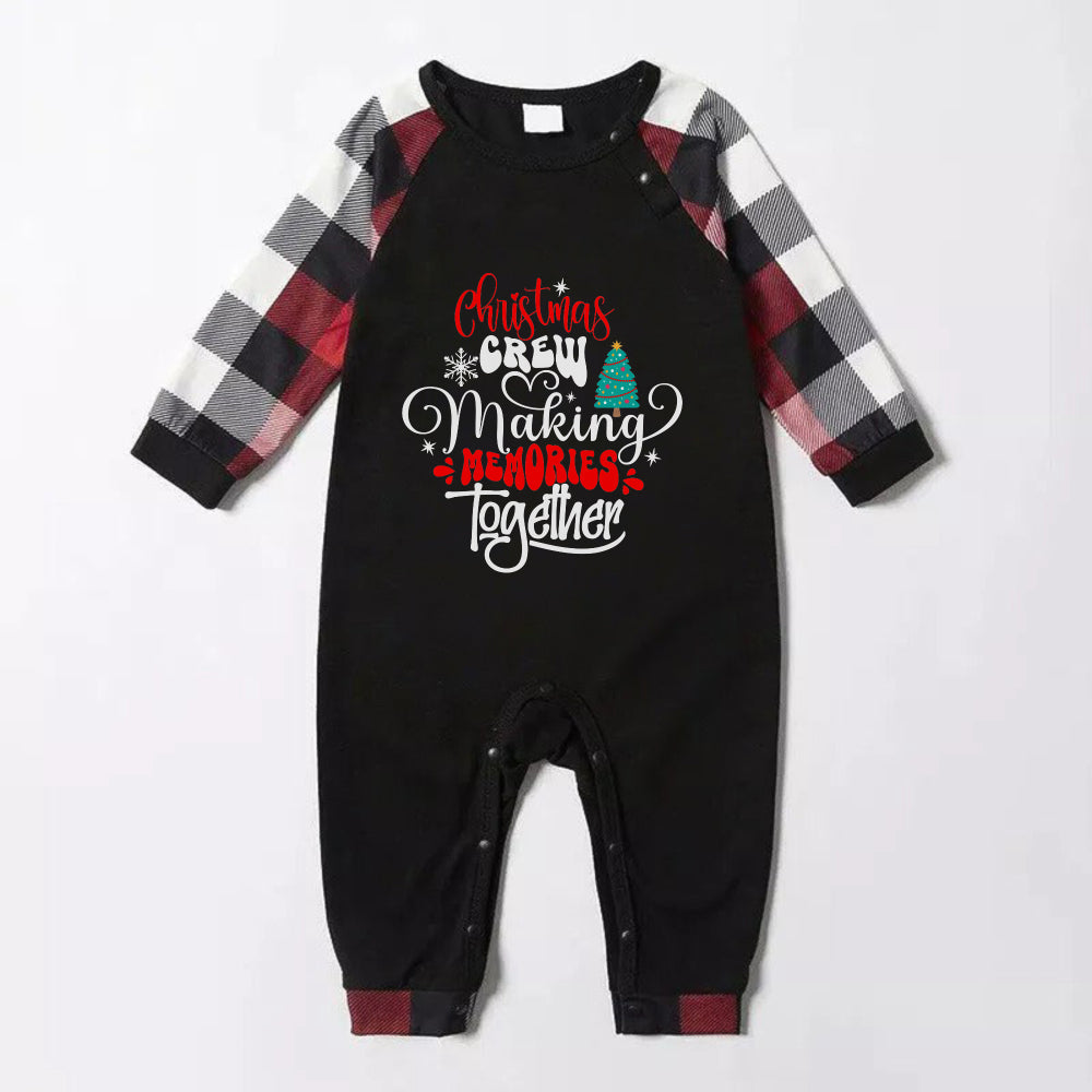 Drune | Weihnachtsfamilienpassende Pyjamas - Roter und grauer kariert Pjs Satz mit "Christmas Crew Making Memories Together" künstlerischer Schriftzugdruck
