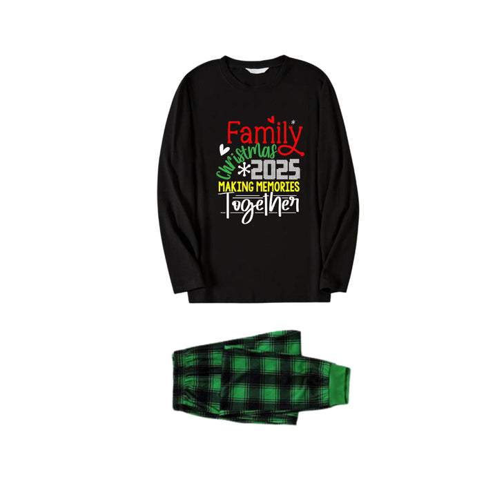 Drune | Weihnachtsfamilienpassende Pyjamas - Schwarzes Oberteil und grüne Karohosen Pjs Set mit "Familienweihnachten 2025 Erinnerungen gemeinsam schaffen" Slogan-Druck