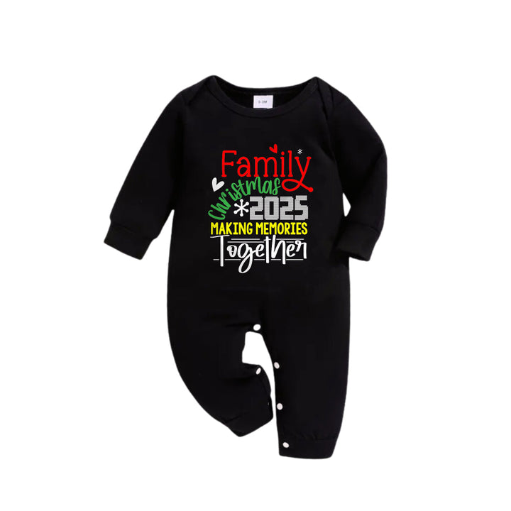 Drune | Weihnachtsfamilienpassende Pyjamas - Schwarzes Oberteil und grüne Karohosen Pjs Set mit "Familienweihnachten 2025 Erinnerungen gemeinsam schaffen" Slogan-Druck