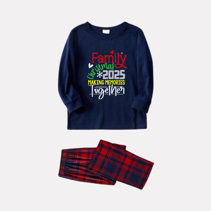 Drune | Weihnachtsfamilien-Pyjama-Set mit passendem Design - Navy & Rot Karierte PJs mit dem Slogan "Familienweihnachten 2025 Erinnerungen gemeinsam schaffen"