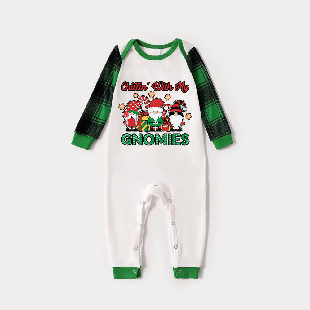 Drune | Grünes Raglan-Oberteil Grünes Karo-Weihnachtsschlafanzug-Set mit "Chillin With My GNOMIES" grünem und rotem Gnomen-Druck