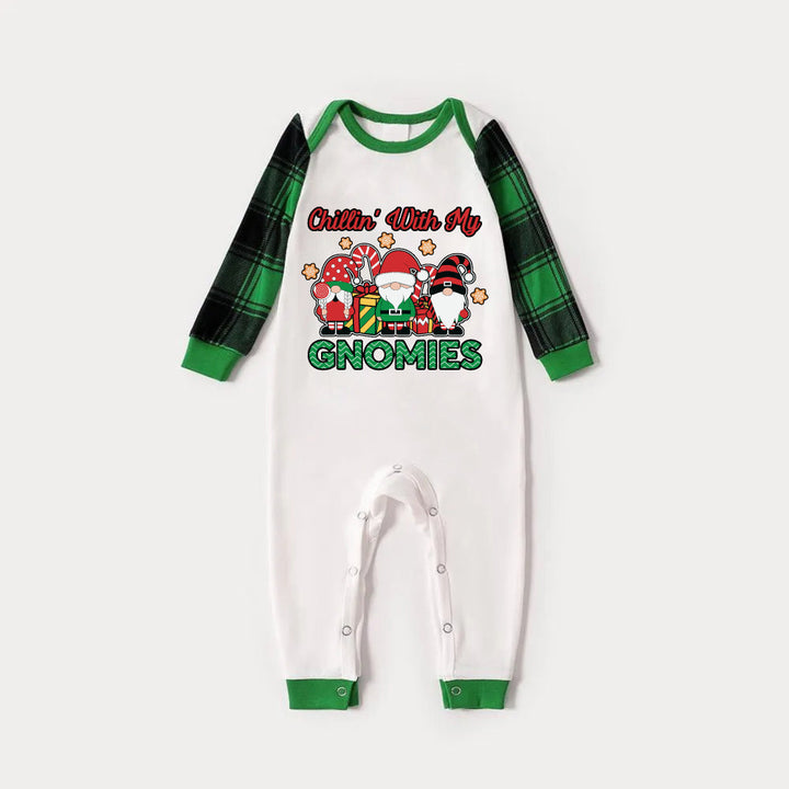 Drune | Grünes Raglan-Oberteil Grünes Karo-Weihnachtsschlafanzug-Set mit "Chillin With My GNOMIES" grünem und rotem Gnomen-Druck