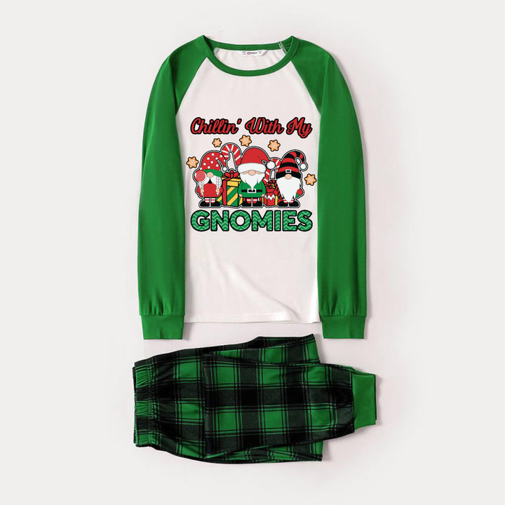 Drune | Grünes Raglan-Oberteil Grünes Karo-Weihnachtsschlafanzug-Set mit "Chillin With My GNOMIES" grünem und rotem Gnomen-Druck