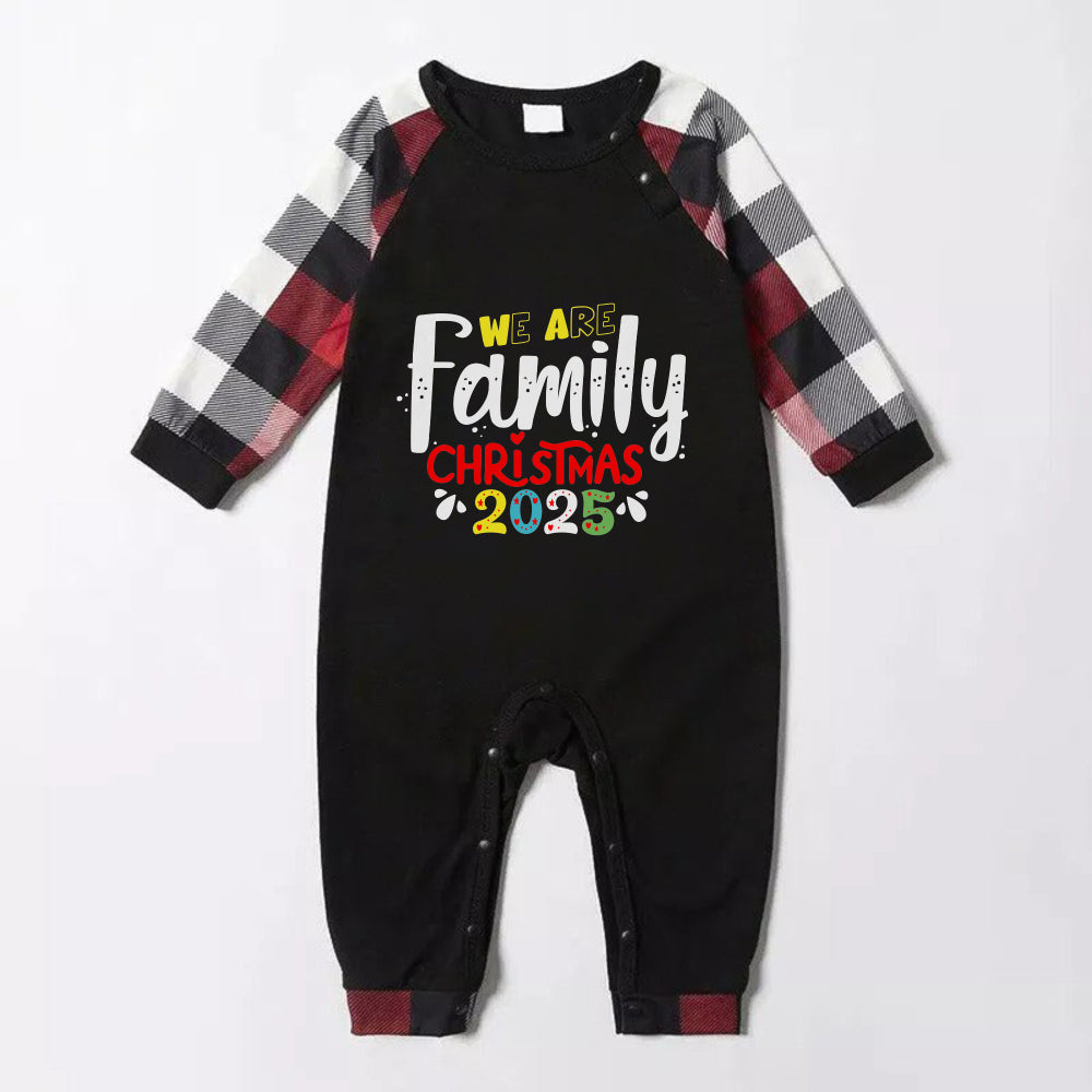 Drune | Weihnachtsfamilien passende Schlafanzüge - Rote und graue Karos PJs Set mit "Wir sind Familie" Weihnachts-Slogan-Druck