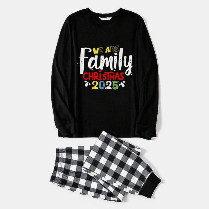 Drune | Schwarz-weißes Karomuster Weihnachts-Pyjama-Set mit "Wir sind Familie Weihnachten 2025" Kunsttextdruck