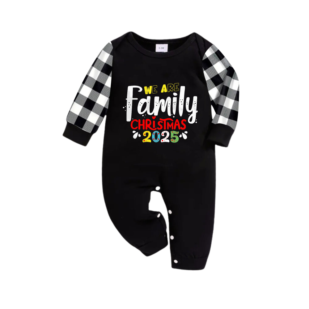 Drune | Schwarz-weißes Karomuster Weihnachts-Pyjama-Set mit "Wir sind Familie Weihnachten 2025" Kunsttextdruck