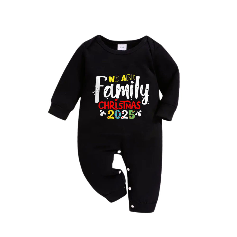Drune | Weihnachts-Familien-Matching-Pyjamas - Schwarzes Oberteil und grüne karierte Hose Pjs Set mit "We Are Family Christmas 2025" Kunstschrift-Druck