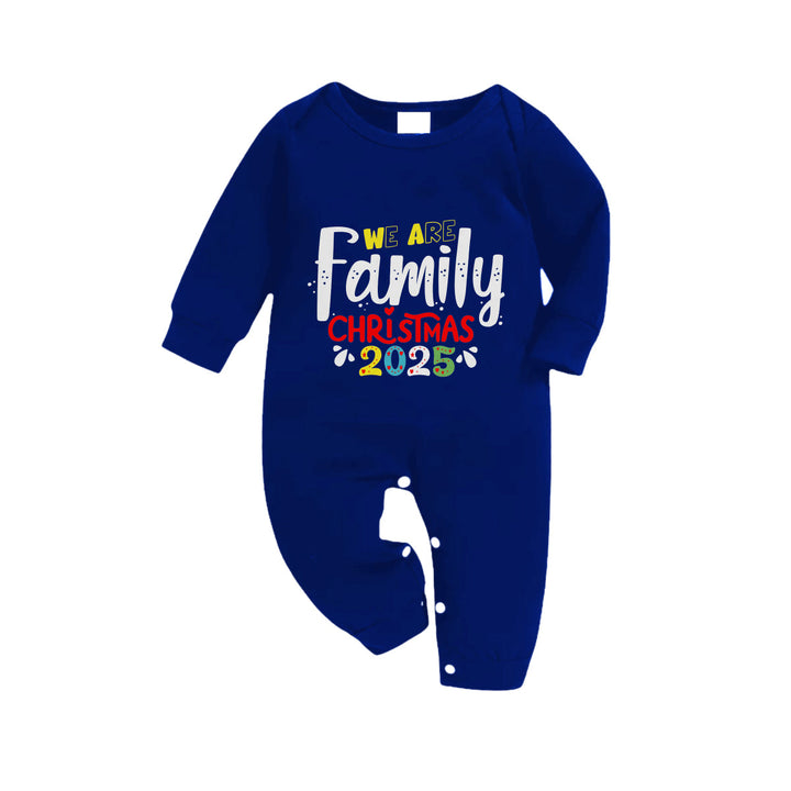 Drune | Weihnachtsfamilien-Pyjamas mit passendem Design - Marine- und Weißkariertes Pj-Set mit "We Are Family Christmas 2025" buntem Textdruck