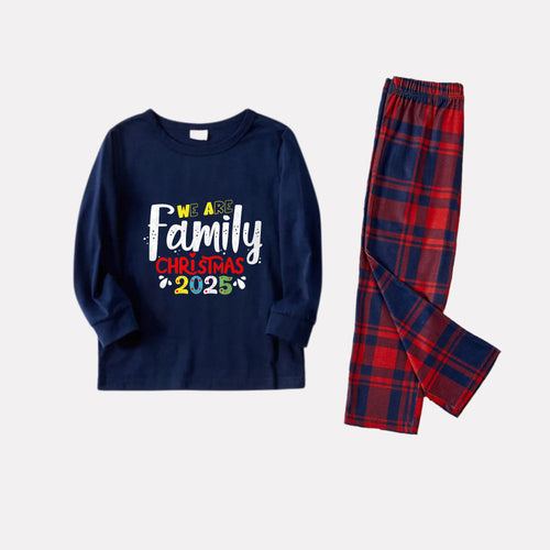 Drune | Weihnachtsfamilien-Pyjama-Set in Marineblau und Rotkariert mit dem bunten Slogan 