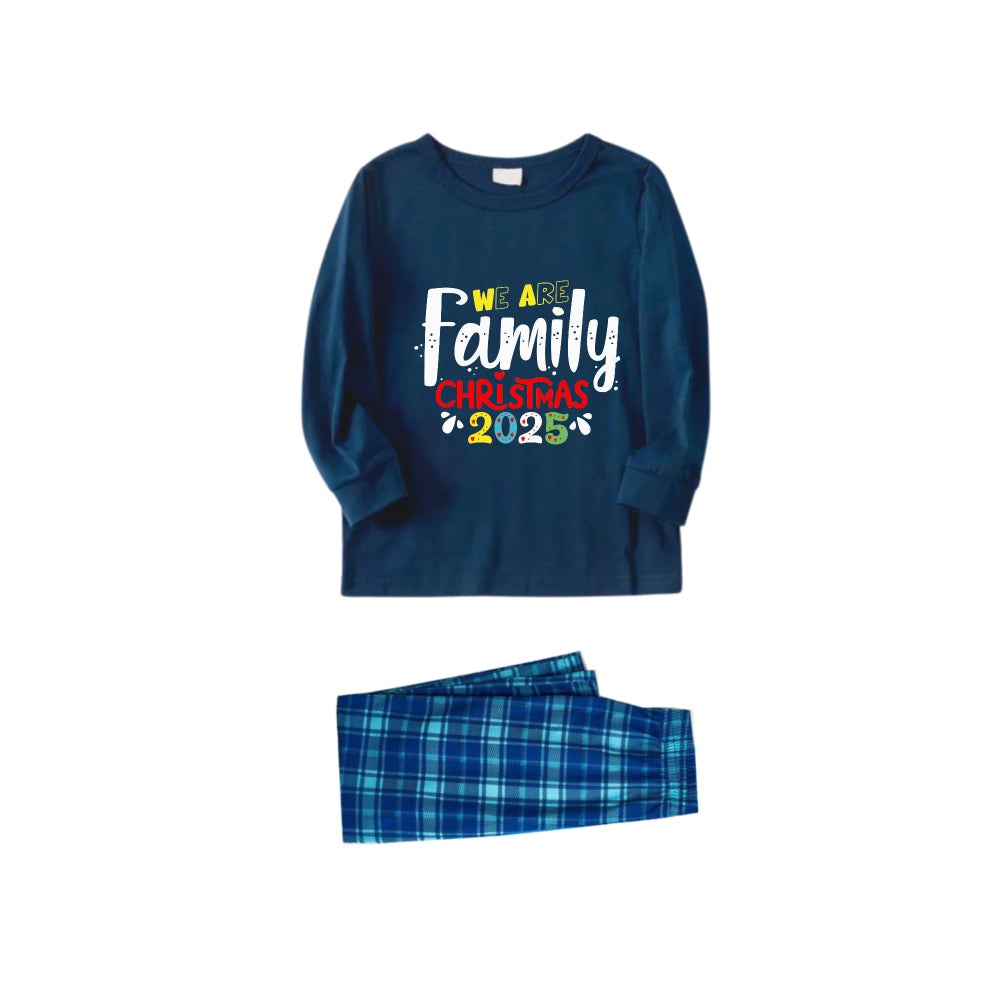 Drune | Weihnachtsfamilienpassende Schlafanzüge - Marineblau & Himmelblau kariertes Pjs Set mit "Wir sind Familie Weihnachten 2025" künstlerischer Schriftart Druck