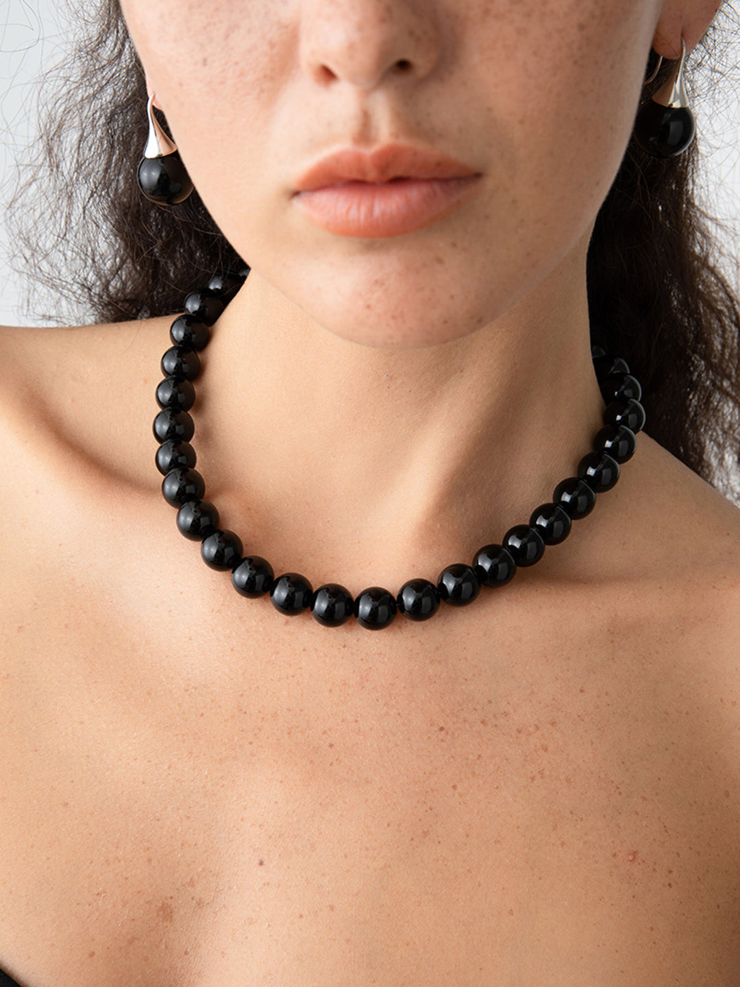 Drune | Elegante Schwarze Perlenkette Mit Edlem Charme Für Damen