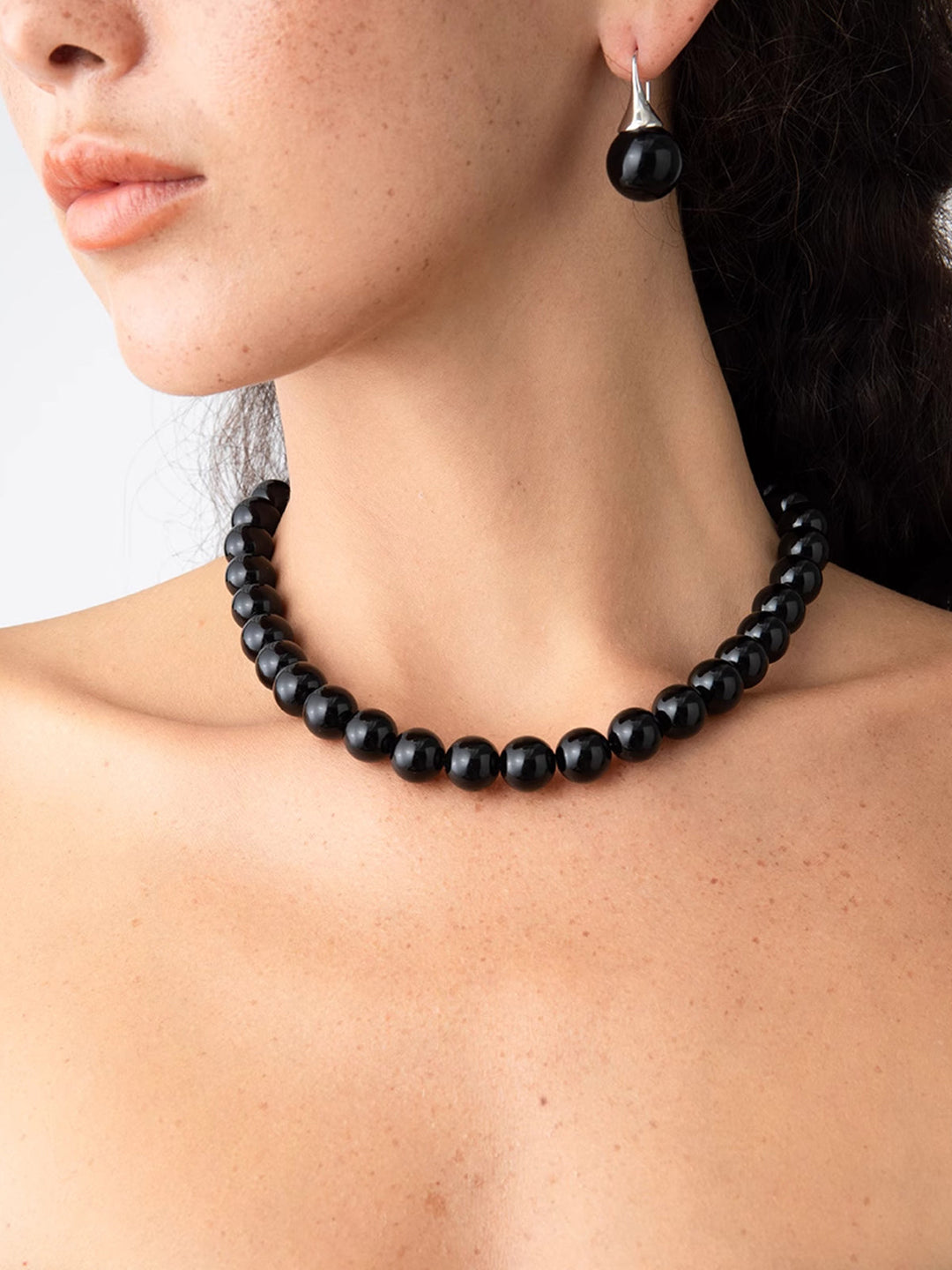 Drune | Elegante Schwarze Perlenkette Mit Edlem Charme Für Damen