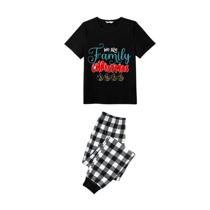 Drune | Schwarz-weiß karierte Kurzarm-Weihnachtsschlafanzugset mit We are Family festlichem Schriftzug-Druck