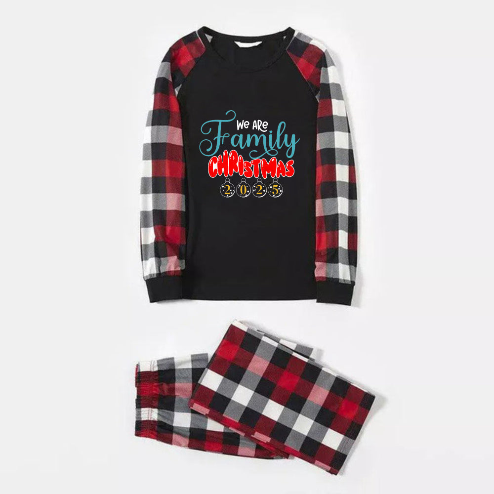 Drune | Weihnachtsfamilien-Matching-Pyjamas - Rotes und graues karierter Pjs-Set mit "Wir sind Familie Weihnachten" Druck