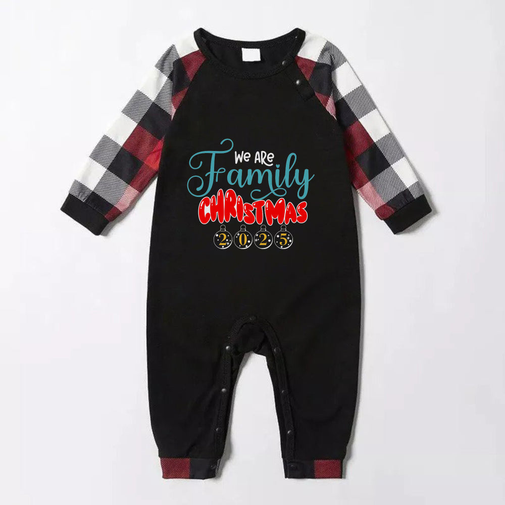 Drune | Weihnachtsfamilien-Matching-Pyjamas - Rotes und graues karierter Pjs-Set mit "Wir sind Familie Weihnachten" Druck
