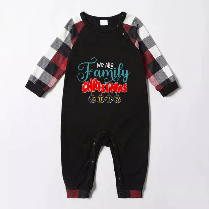 Drune | Weihnachtsfamilien-Matching-Pyjamas - Rotes und graues karierter Pjs-Set mit "Wir sind Familie Weihnachten" Druck