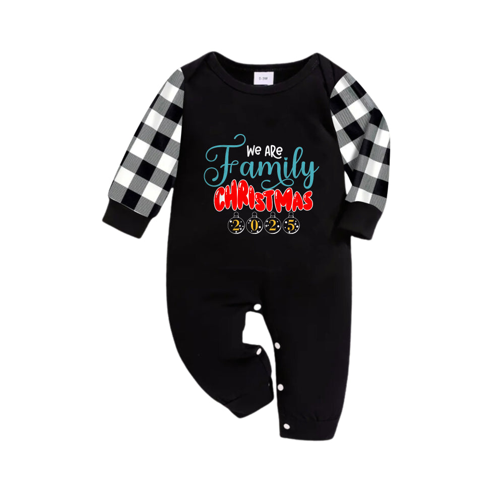 Drune | Schwarzes und Weißes Karomuster Weihnachts-Pyjama-Set Mit "Wir Sind Eine Familie Weihnachten 2025" Bunter Druck
