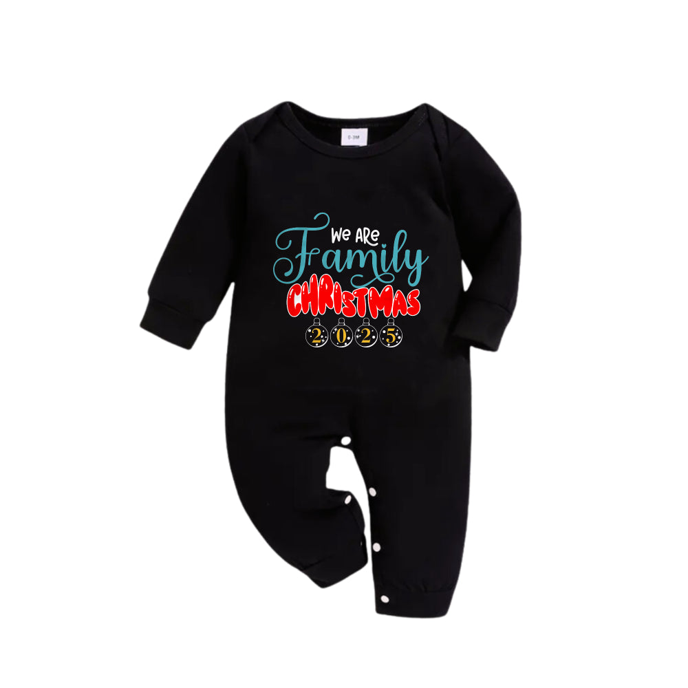 Drune | Christmas Familie passende Pyjamas - Schwarzes Oberteil und grüne Karohosen Pjs Set mit "Wir sind Familie Weihnachten 2025" Druck