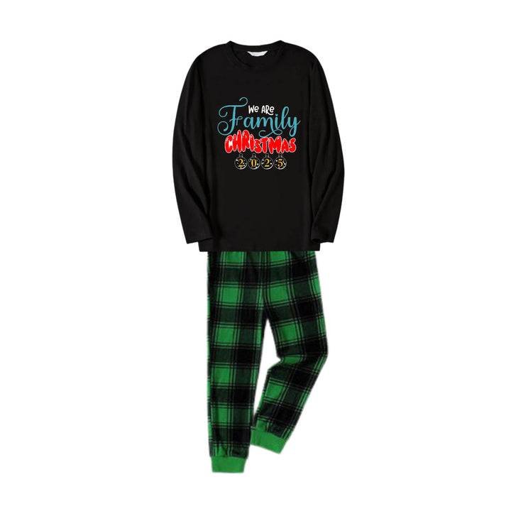 Drune | Christmas Familie passende Pyjamas - Schwarzes Oberteil und grüne Karohosen Pjs Set mit "Wir sind Familie Weihnachten 2025" Druck