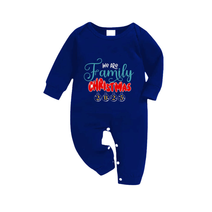 Drune | Weihnachts-Familien-Matching-Pyjamas - Marineblau & Weiß karierte Pjs-Set mit dem Aufdruck "Wir sind Familie Weihnachten 2025"