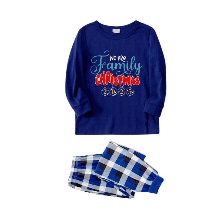 Drune | Weihnachts-Familien-Matching-Pyjamas - Marineblau & Weiß karierte Pjs-Set mit dem Aufdruck "Wir sind Familie Weihnachten 2025"