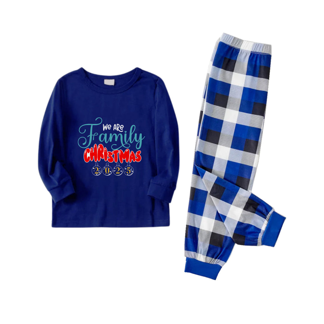 Drune | Weihnachts-Familien-Matching-Pyjamas - Marineblau & Weiß karierte Pjs-Set mit dem Aufdruck "Wir sind Familie Weihnachten 2025"